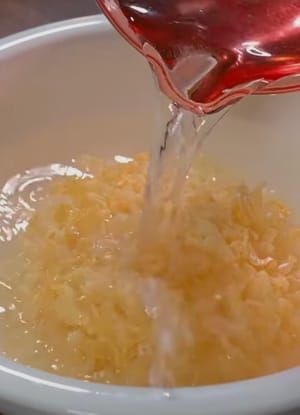 Soak the snow fungus until softened