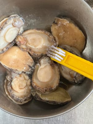 Inizia pulendo l'abalone utilizzando una spazzola per pulirne i bordi (chiedi al pescivendolo di togliere la polpa dal guscio)