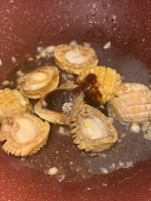 E aggiungere vino rosato, salsa di ostriche, salsa di soia e pepe bianco