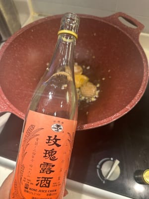 E aggiungere vino rosato, salsa di ostriche, salsa di soia e pepe bianco