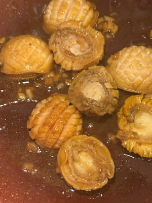 Una volta che gli abaloni sono cotti bene, dovrebbero apparire così