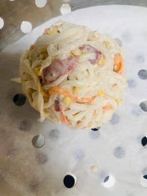 生地を伸ばす際、そのまま揚げたり、油で揚げたりしない場合は、もち米の団子の形に整えてください（このレシピでは30個分できます）。蒸してからスライスして揚げる場合は、少し大きめに伸ばしてください。
生地を蒸す：伸ばした生地を鍋に入れ、お湯を沸騰させて20分蒸します。その後、冷めるまで弱火で煮ます。冷めた後、生地が大きい場合はスライスして揚げ、生地が小さい場合は揚げると独特の風味が出ます。