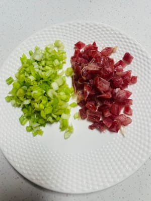 その他の材料を準備します。セロリを洗ってさいの目に切ります。広東風ソーセージも洗ってさいの目に切ります。脇に置いておきます。