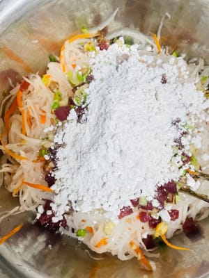 さつまいも粉を数回に分けて加え、材料が生地に混ざるまで混ぜ続けます。