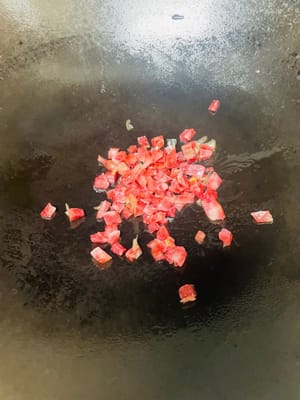 材料を炒める：中華鍋に少量の油をひき、さいの目に切った広東ソーセージを加えます。弱火で香りが立つまで炒めます。刻んだピーナッツとセロリを加え、香りが立つまで炒めます。火を止め、水気を切った千切り大根を中華鍋に加えます。