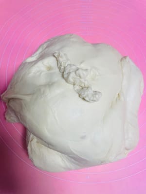 攞出嚟麵揉下面排氣。會聽到啪啪啪小汽泡破裂的聲音。