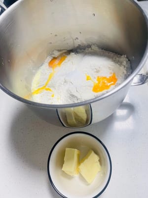 Tuang semua bahan kecuali mentega ke dalam mangkuk pengaduk. Saat Anda memulai proses pengadukan, adonan akan lengket di tangan Anda pada awalnya karena kandungan airnya yang tinggi. Ini akan menyulitkan pengoperasian. Mesin dapur dapat dengan mudah mengatasi masalah ini dengan tenaga yang stabil dan bertenaga. Anda tidak perlu khawatir tangan Anda lengket, membuat proses pengadukan adonan menjadi lebih mudah dan efisien. Ini akan memakan waktu sekitar 2-3 menit.