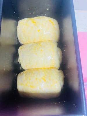 刷上雞蛋液送入焗爐第二次發酵。
放入焗爐第二次發酵至8分滿，溫度30-35度，放一碗熱水保濕。