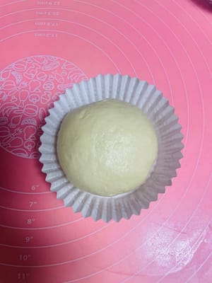 Bungkus seperti roti kukus, dengan bagian atas menghadap ke bawah