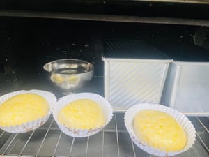 Masukkan ke dalam oven untuk fermentasi kedua, suhunya 30-35 derajat, taruh semangkuk air panas agar tetap lembap. Letakkan semuanya di lapisan bawah dan panggang selama 20 menit pada suhu 150 derajat di atas dan 180 derajat di bawah. Setelah sekitar 13 menit memanggang, Anda perlu mengamati warna roti dengan saksama. Jika warna permukaannya gelap, tutupi dengan aluminium foil tepat waktu untuk menghindari pemanggangan yang berlebihan.