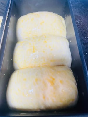 Olesi dengan olesan telur dan masukkan ke dalam oven untuk fermentasi kedua.
Masukkan ke dalam oven untuk fermentasi kedua hingga 80% penuh, suhunya 30-35 derajat, dan taruh semangkuk air panas agar tetap lembap.
