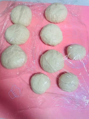 Jika membuat roti panggang, bagi setiap adonan menjadi sekitar 160-165 gram, bentuk menjadi bola, tutup dengan plastik pembungkus (sisanya), dan diamkan selama 15 menit.