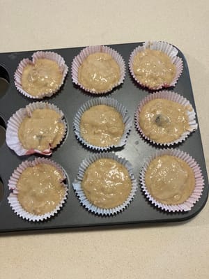 Llene el molde para muffins hasta 2/3 de su capacidad