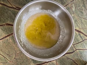Añade aceite de oliva y mezcla.