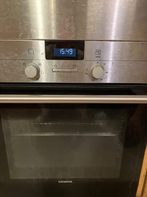 Precaliente el horno a 180 grados Celsius o 350 grados Fahrenheit.