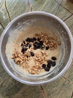 Añade las nueces y las pasas y mezcla.