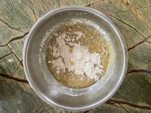 Incorpore los ingredientes secos tamizados (harina, polvo para hornear, bicarbonato de sodio y sal) y mezcle.