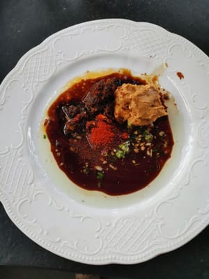 puis ajouter l'assaisonnement (confiture, sauce soja, vinaigre de riz, poudre de chili séchée, huile d'ail et de piment, sauce soja foncée et eau)