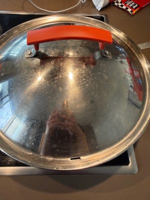 Add boiling water to cover the ingredients, bring to a boil over high heat, add a piece of red fermented bean curd and salt, then simmer over low heat for one hour.