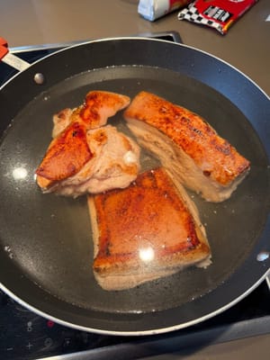 Heat an iron wok until hot, then rub the pork belly skin-side down until it turns black. Remove the pork belly skin-side down and soak it in water for five minutes. Scrape the skin clean with a knife, then rinse thoroughly with water. Add cold water to a pot and blanch the pork belly.