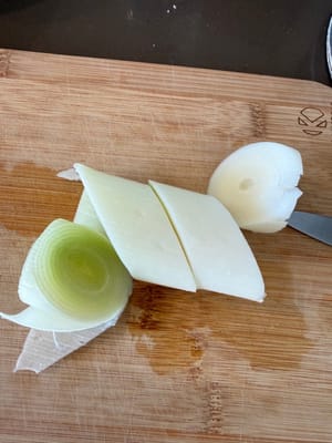 Cut the scallions into three sections.