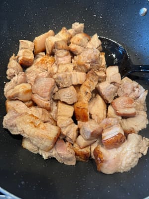 Flip the pork every 20 seconds, fry until golden brown, then remove and set aside. Place the fried pork in a small bowl.