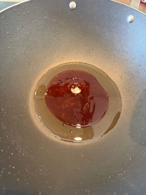 After the rock sugar has completely melted, turn the heat to low and keep it still.