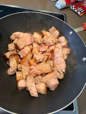 Add oil to a wok. Once the oil is hot, add the pork belly and stir-fry over high heat. After one minute, reduce the heat to medium.