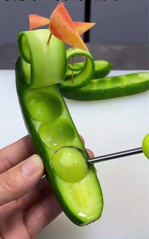 Con una espátula, retire la pulpa. Vacíe el melón por completo.
