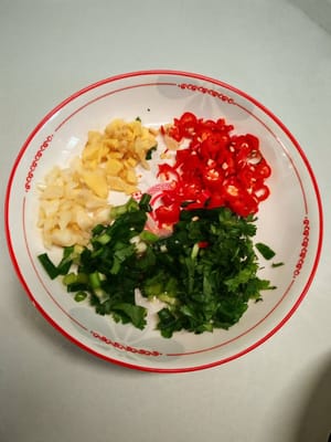 姜蒜，辣椒 香菜，葱，切碎 备用。