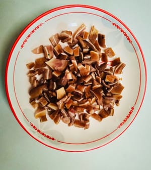 orejas de cerdo estofadas, cortadas en cubitos