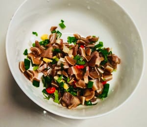 Cocine las orejas de cerdo, el chile, el cilantro, el jengibre, la cebolla, el ajo, la salsa de soya, el vinagre blanco, la esencia de pollo, el aceite de sésamo y un poco de sal. Use guantes y mezcle bien. Úselo para cargar embarcaciones pequeñas.