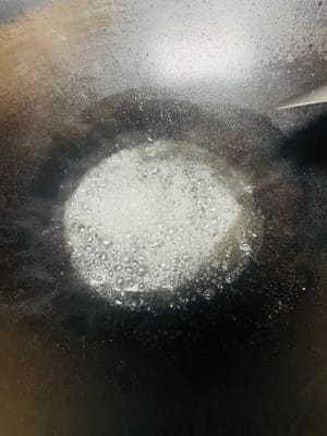 Por último, mezclar y servir: añadir una cucharada de aceite a una sartén y calentarla, bajar a fuego medio-bajo, verter la salsa agridulce y llevar a ebullición, luego agregar las zanahorias y las cebollas verdes picadas y saltear unas cuantas veces, luego agregar las rodajas de carne fritas, mezclar bien y servir.
