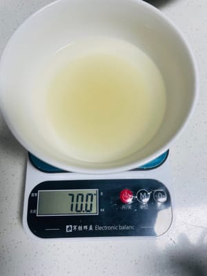 Prepare la salsa agridulce para albóndigas y los ingredientes decorativos: Mezcle 70 gramos de azúcar blanco y vinagre blanco y reserve. Picar las zanahorias y las cebolletas en tiras y reservar.