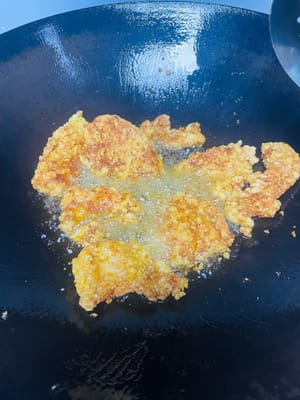 Freír la carne: añadir más aceite a la sartén, calentar al 70%, ajustar a fuego medio y colocar las rodajas de carne. Como las rodajas de carne son relativamente delgadas, sáquelas cuando cambien ligeramente de color, vuelva a calentar el aceite y fríalas nuevamente durante un minuto, sáquelas y reserve.
