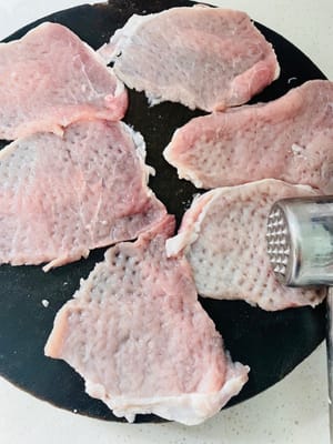 Cortar en rodajas finas de unos 2 cm de grosor y utilizar un mazo de carne para aflojarla por ambos lados (si no tienes mazo, puedes utilizar el dorso de un cuchillo) para que la carne no quede dura. La carne suelta se hará más grande.