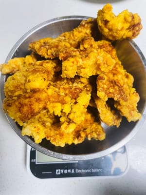 Freír la carne: añadir más aceite a la sartén, calentar al 70%, ajustar a fuego medio y colocar las rodajas de carne. Como las rodajas de carne son relativamente delgadas, sáquelas cuando cambien ligeramente de color, vuelva a calentar el aceite y fríalas nuevamente durante un minuto, sáquelas y reserve.