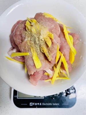 Marinar la carne: agregar jengibre rallado, 1/4 de cucharada (aproximadamente 1 gramo) de pimienta en polvo, 10 gramos de vino de cocina y 3 gramos de sal, mezclar bien, luego agregar 15 gramos de fécula de papa y dejar marinar durante 1 hora. Yo suelo marinarlo un día antes y meterlo en el frigorífico, así tengo más tiempo y puedo prepararlo con más tranquilidad.