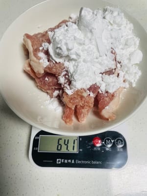 Preparación antes de freír: Deseche el jengibre utilizado para marinar la carne, agregue aproximadamente 65 gramos de fécula de papa y use las manos para mezclar completamente la carne y el almidón antes de freír. Si desea una corteza más gruesa y crujiente, puede aumentar la cantidad de fécula de papa, agregar un poco de agua para diluir la mezcla, revolver y luego envolverlo en las rodajas de carne.