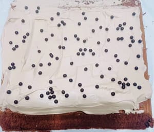 If making a cake roll, after the cake has cooled, place it face down on a baking sheet, apply ganache or other filling, and roll it up using the reverse rolling technique. (For the method, please refer to my 