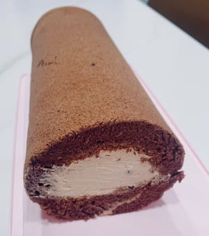 If making a cake roll, after the cake has cooled, place it face down on a baking sheet, apply ganache or other filling, and roll it up using the reverse rolling technique. (For the method, please refer to my 