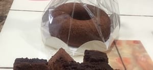 After baking, remove the cake from the pan and invert it onto a wire rack. Cover with baking paper to prevent the surface from drying out and let it cool naturally. You can then enjoy this delicious chiffon chocolate cake (see photos of some previous ones I've made). It's also delicious without any filling.

The following is optional. If you'd like to add filling, please continue reading to learn how to make a ganache cream filling. However, the pictures are incomplete, so you'll need to use your imagination.