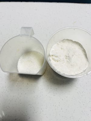 Weigh Ingredients 1:
70g cake flour (for the egg yolk batter);
40g sugar, 10g cornstarch, lemon juice (for whipping the egg whites).
5 eggs.