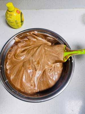 Take 1/3 of the beaten egg whites and add the egg yolk paste, stirring evenly (stirring from the bottom up to avoid degassing). Pour the mixture back into the remaining 2/3 of the egg whites and continue stirring to make a smooth, thick cake batter.