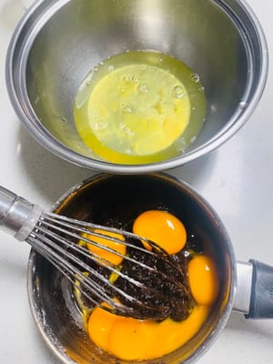 Separate the egg yolks and egg whites carefully. Add the egg yolks to the prepared chocolate egg yolk batter, stirring evenly in an N-shape (if you're lucky, you'll get a double yolk). Pour the egg whites into a large, salt-free, water-free bowl.