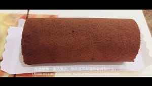 굽고 나면 케이크를 팬에서 꺼내 와이어 랙 위에 뒤집어 놓습니다. 표면이 마르지 않도록 베이킹 페이퍼를 덮고 자연 식힙니다. 이제 이 맛있는 시폰 초콜릿 케이크를 즐겨보세요 (제가 이전에 만들었던 케이크 사진 참조). 필링을 넣지 않아도 맛있습니다.
다음은 선택 사항입니다. 필링을 추가하고 싶다면 가나슈 크림 필링을 만드는 방법을 계속 읽어보세요. 하지만 사진이 불완전하므로 상상력을 발휘해야 합니다.