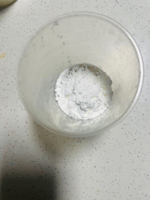재료 1을 달아보세요:
케이크 밀가루 70g(계란 노른자 반죽용);
설탕 40g, 옥수수 전분 10g, 레몬즙(계란 흰자 휘핑용).
계란 5개.
