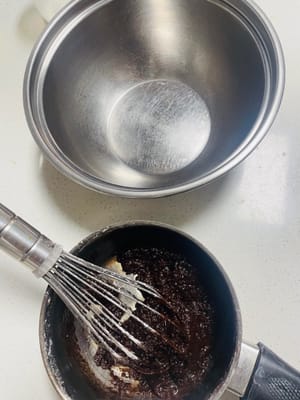 달걀 흰자를 분리하기 위해 소금이나 물을 넣지 않은 큰 그릇을 준비합니다.
