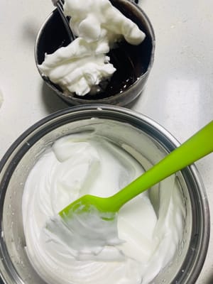Take 1/3 of the beaten egg whites and add the egg yolk paste, stirring evenly (stirring from the bottom up to avoid degassing). Pour the mixture back into the remaining 2/3 of the egg whites and continue stirring to make a smooth, thick cake batter.