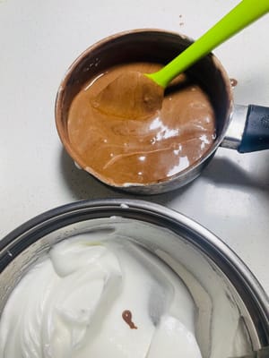 Take 1/3 of the beaten egg whites and add the egg yolk paste, stirring evenly (stirring from the bottom up to avoid degassing). Pour the mixture back into the remaining 2/3 of the egg whites and continue stirring to make a smooth, thick cake batter.